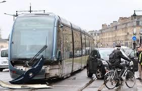 ACCIDENT DE LA CIRCULATION : piéton, tramway et voie propre
