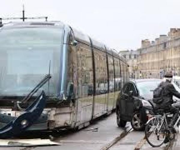 ACCIDENT DE LA CIRCULATION : piéton, tramway et voie propre